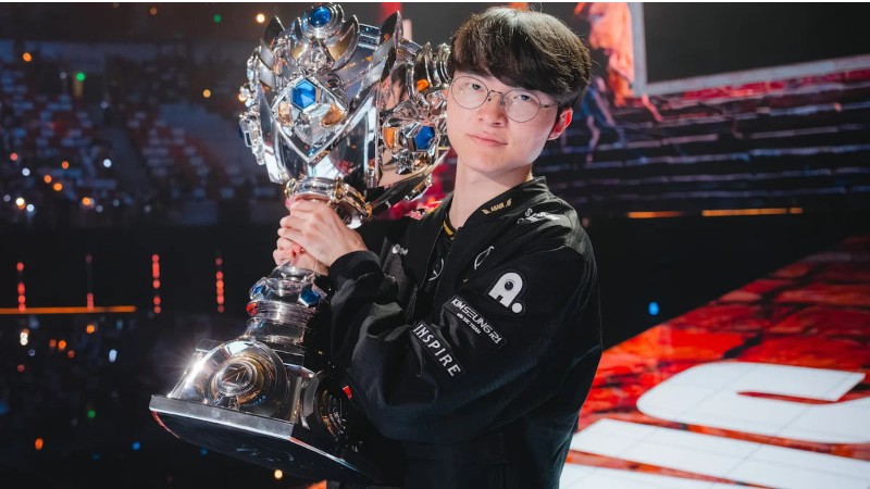 “Quỷ vương” Faker làm nên lịch sử: Trở thành tuyển thủ Esports đầu tiên được chính phủ Hàn Quốc phát hành tem bưu chính kỷ niệm. Faker cầm cúp vô địch thế giới Liên Minh Huyền Thoại qua góc máy Liu YiCun