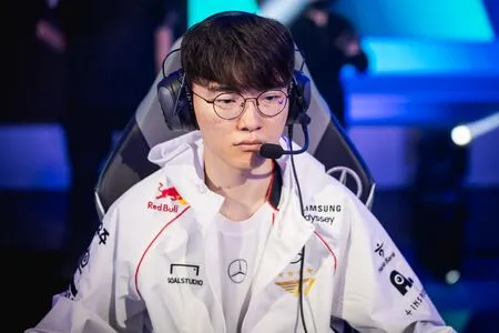 "Quỷ vương" Faker làm nên lịch sử: Trở thành tuyển thủ Esports đầu tiên được chính phủ Hàn Quốc phát hành tem bưu chính kỷ niệm. 1 Con tem của riêng Faker sẽ được ra mắt